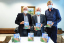O Governo do Estado recebeu a doação de 500 cópias do livro O solo ensinou, plantio direto um caminho para o futuro. O material ficará à disposição do curso de Agronomia das universidades estaduais. Os exemplares foram entregues nesta segunda-feira (26) pelo autor da obra, o holandês Franke Dijkstra, ao governador em exercício Darci Piana, em cerimônia no Palácio Iguaçu.  -  Curitiba, 26/07/2021  -  Foto: José Fernando Ogura/AEN
