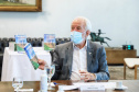 O Governo do Estado recebeu a doação de 500 cópias do livro O solo ensinou, plantio direto um caminho para o futuro. O material ficará à disposição do curso de Agronomia das universidades estaduais. Os exemplares foram entregues nesta segunda-feira (26) pelo autor da obra, o holandês Franke Dijkstra, ao governador em exercício Darci Piana, em cerimônia no Palácio Iguaçu.  -  Curitiba, 26/07/2021  -  Foto: José Fernando Ogura/AEN
