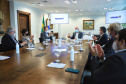 O Governo do Estado recebeu a doação de 500 cópias do livro O solo ensinou, plantio direto um caminho para o futuro. O material ficará à disposição do curso de Agronomia das universidades estaduais. Os exemplares foram entregues nesta segunda-feira (26) pelo autor da obra, o holandês Franke Dijkstra, ao governador em exercício Darci Piana, em cerimônia no Palácio Iguaçu.  -  Curitiba, 26/07/2021  -  Foto: José Fernando Ogura/AEN