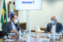 O Governo do Estado recebeu a doação de 500 cópias do livro O solo ensinou, plantio direto um caminho para o futuro. O material ficará à disposição do curso de Agronomia das universidades estaduais. Os exemplares foram entregues nesta segunda-feira (26) pelo autor da obra, o holandês Franke Dijkstra, ao governador em exercício Darci Piana, em cerimônia no Palácio Iguaçu.  -  Curitiba, 26/07/2021  -  Foto: José Fernando Ogura/AEN