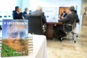 O Governo do Estado recebeu a doação de 500 cópias do livro O solo ensinou, plantio direto um caminho para o futuro. O material ficará à disposição do curso de Agronomia das universidades estaduais. Os exemplares foram entregues nesta segunda-feira (26) pelo autor da obra, o holandês Franke Dijkstra, ao governador em exercício Darci Piana, em cerimônia no Palácio Iguaçu.  -  Curitiba, 26/07/2021  -  Foto: José Fernando Ogura/AEN