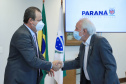O Governo do Estado recebeu a doação de 500 cópias do livro O solo ensinou, plantio direto um caminho para o futuro. O material ficará à disposição do curso de Agronomia das universidades estaduais. Os exemplares foram entregues nesta segunda-feira (26) pelo autor da obra, o holandês Franke Dijkstra, ao governador em exercício Darci Piana, em cerimônia no Palácio Iguaçu.  -  Curitiba, 26/07/2021  -  Foto: José Fernando Ogura/AEN