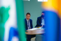Com prioridade aos mais vulneráveis, Estado reforça apoio aos municípios na luta contra o frio. O encontro, realizado de maneira virtual, contou com a participação do secretário-chefe da Casa Civil, Guto Silva; do presidente da AMP e prefeito de Jesuítas, Júnior Weiller; além de representantes das 19 associações regionais de municípios do Paraná e 29 prefeitos. Foto: Guilherme Flores/Casa Civil