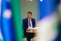 Com prioridade aos mais vulneráveis, Estado reforça apoio aos municípios na luta contra o frio. O encontro, realizado de maneira virtual, contou com a participação do secretário-chefe da Casa Civil, Guto Silva; do presidente da AMP e prefeito de Jesuítas, Júnior Weiller; além de representantes das 19 associações regionais de municípios do Paraná e 29 prefeitos. Foto: Guilherme Flores/Casa Civil