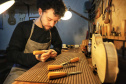 O paulista João Buratti está desde 2019 instalado em Curitiba (https://www.luthierburatti.com/). “Vim fazer algumas disciplinas isoladas no curso de luteria da UFPR. Já era luthier formado na escola Tatuí, em São Paulo, mas queria aprender mais. Vim estudar, fazer um estágio, mas as coisas evoluíram. Comecei a ter bastante demanda de trabalho e montei meu ateliê aqui”, explica. -  Foto: José Fernando Ogura/AEN