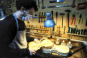 O paulista João Buratti está desde 2019 instalado em Curitiba (https://www.luthierburatti.com/). “Vim fazer algumas disciplinas isoladas no curso de luteria da UFPR. Já era luthier formado na escola Tatuí, em São Paulo, mas queria aprender mais. Vim estudar, fazer um estágio, mas as coisas evoluíram. Comecei a ter bastante demanda de trabalho e montei meu ateliê aqui”, explica. -  Foto: José Fernando Ogura/AEN