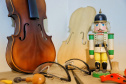 O paulista João Buratti está desde 2019 instalado em Curitiba (https://www.luthierburatti.com/). “Vim fazer algumas disciplinas isoladas no curso de luteria da UFPR. Já era luthier formado na escola Tatuí, em São Paulo, mas queria aprender mais. Vim estudar, fazer um estágio, mas as coisas evoluíram. Comecei a ter bastante demanda de trabalho e montei meu ateliê aqui”, explica. -  Foto: José Fernando Ogura/AEN