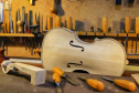 O paulista João Buratti está desde 2019 instalado em Curitiba (https://www.luthierburatti.com/). “Vim fazer algumas disciplinas isoladas no curso de luteria da UFPR. Já era luthier formado na escola Tatuí, em São Paulo, mas queria aprender mais. Vim estudar, fazer um estágio, mas as coisas evoluíram. Comecei a ter bastante demanda de trabalho e montei meu ateliê aqui”, explica. -  Foto: José Fernando Ogura/AEN