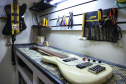 É curitibana a primeira luthier formada em instrumentos elétricos do Brasil. Rosanne Lemos é a fundadora da Mankato Guitarras (https://mankatoguitars.webflow.io/), uma marca autoral que cria guitarras com modelos únicos e confeccionadas à moda antiga. Foto: José Fernando Ogura/AEN