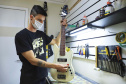 É curitibana a primeira luthier formada em instrumentos elétricos do Brasil. Rosanne Lemos é a fundadora da Mankato Guitarras (https://mankatoguitars.webflow.io/), uma marca autoral que cria guitarras com modelos únicos e confeccionadas à moda antiga. Foto: José Fernando Ogura/AEN