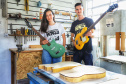 É curitibana a primeira luthier formada em instrumentos elétricos do Brasil. Rosanne Lemos é a fundadora da Mankato Guitarras (https://mankatoguitars.webflow.io/), uma marca autoral que cria guitarras com modelos únicos e confeccionadas à moda antiga. Foto: José Fernando Ogura/AEN