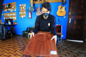 O engenheiro mecânico Marcello Rizzi (https://rizziinstrumentos.com.br) viu na luteria uma oportunidade de guinada na carreira depois de ser dispensado da empresa onde trabalhou por três anos. Foto: José Fernando Ogura/AEN