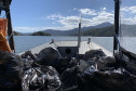 Nesta sexta-feira (30), 115 quilos de lixo foram recolhidos do manguezal, na Ilha do Teixeira, em Paranaguá. A ação integra o Programa de Monitoramento de Manguezais da Portos do Paraná. Foto: Pierpaolo Nota/ Portos do Paraná