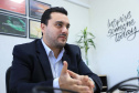 A Jasmine surgiu no mercado com uma proposta diferente: ofertar produtos e alimentos que fazem bem à saúde. Rodolfo Tornesi Lourenço, diretor de inovação e transformação da Jasmine, explica mesmo saindo da gestão familiar e tornando-se uma multinacional, com 31 anos de história, a empresa mantém na sua essência uma indústria local, que prioriza os insumos da região e que emprega mão de obra regional.Foto: José Fernando Ogura/AEN