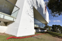 A  intervenção "Tramas Vitais", do artista curitibano Geraldo Zamproni. A instalação - uma agulha com linha, em grande escala, atravessada numa das paredes externas do Museu Oscar Niemeyer (MON) - faz parte da Bienal Internacional de Arte Contemporânea do Sul (BIENALSUR) 2021.Curitiba, 03 de agosto de 2021.Foto: Kraw Penas/SECC