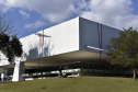 A  intervenção "Tramas Vitais", do artista curitibano Geraldo Zamproni. A instalação - uma agulha com linha, em grande escala, atravessada numa das paredes externas do Museu Oscar Niemeyer (MON) - faz parte da Bienal Internacional de Arte Contemporânea do Sul (BIENALSUR) 2021.Curitiba, 03 de agosto de 2021.Foto: Kraw Penas/SECC