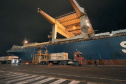 Madeira volta a ser embarcada direto no porão do navio no Porto de Paranaguá . Foto: Divulgação/TCP 