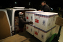 O Paraná recebeu mais 136.500 doses da AstraZeneca/Fiocruz na noite desta sexta-feira (6). Os imunizantes contra a Covid-19 chegaram no Aeroporto Internacional Afonso Pena, em São José dos Pinhais, por volta das 20 horas, complementando a 35ª pauta de distribuição do Ministério da Saúde.  -  Curitiba, 06/08/2021  - Foto: Ari Dias/AEN