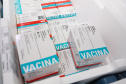 O Paraná recebeu mais 136.500 doses da AstraZeneca/Fiocruz na noite desta sexta-feira (6). Os imunizantes contra a Covid-19 chegaram no Aeroporto Internacional Afonso Pena, em São José dos Pinhais, por volta das 20 horas, complementando a 35ª pauta de distribuição do Ministério da Saúde.  -  Curitiba, 06/08/2021  - Foto: Ari Dias/AEN
