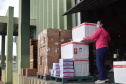A Secretaria de Estado da Saúde (Sesa) iniciou na manhã deste sábado (7), a distribuição de 400.230 vacinas contra a Covid-19 para as 22 Regionais de Saúde do Paraná. O lote faz parte da 35ª  pauta de distribuição do Ministério da Saúde, enviada ao Estado nesta sexta-feira (6) com 415.790 doses. 57,6% do lote é destinado à primeira dose (D1) ou dose única (DU) e 42,4% para segunda dose (D2).  -  Curitiba, 07/08/2021  -  Foto: Américo Antonio/SESA