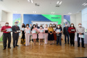 O governador Carlos Massa Ratinho Junior participa  nesta segunda-feira (23)  da premiação Amigos da Patria Voluntaria, ao lado da Presidente do conselho da Superintendência de Ação Solidária, a primeira-dama Luciana Saito Massa. 23/08/2021 - Foto: Geraldo Bubniak/AEN