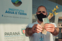 A distribuição de mudas nativas pela Campanha Floresce Paraná, nesta sexta-feira (27), acontece em 21 pontos do Estado, além de Curitiba. A campanha, realizada no Dia Nacional do Voluntariado, tem o objetivo de promover a educação ambiental e despertar o interesse do cidadão de ser um voluntário, plantando uma árvore nativa. -  Curitiba, 26/08/2021  -  Foto: SEDEST