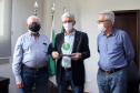 A Secretaria de Estado da Agricultura e do Abastecimento e a Agência de Defesa Agropecuária do Paraná (Adapar), receberam o Prêmio Saúde Animal, do Sindicato dos Médicos Veterinários do Estado do Paraná (Sindivet), em razão dos serviços prestados. Foto: SEAB