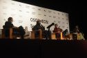 Foi no auditório do Museu Oscar Niemeyer que os irmãos Gustavo Pandolfo e Otávio Pandolfo, OSGEMEOS, receberam a imprensa para uma entrevista coletiva nesta quinta-feira (16). Acompanhados da diretora-presidente do MON, Juliana Vosnika e do curador  Pinacoteca de São Paulo, Jochen Voltz eles falaram sobre a carreira e a organização da exposição que entra em cartaz neste sábado (18). Foto: Kraw Penas/SECC