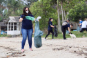 Nesta segunda-feira (27), 18 voluntários participaram da ação de limpeza de praias nas comunidades de Europinha e Ilha do Teixeira, no entorno dos portos de Paranaguá e Antonina, na Baía de Paranaguá. - Paranaguá, 27/09/2021  -  Foto: Claudio Neves/Portos do Paraná