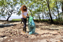 Nesta segunda-feira (27), 18 voluntários participaram da ação de limpeza de praias nas comunidades de Europinha e Ilha do Teixeira, no entorno dos portos de Paranaguá e Antonina, na Baía de Paranaguá. - Paranaguá, 27/09/2021  -  Foto: Claudio Neves/Portos do Paraná