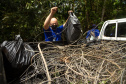Em Morretes, cerca de 250 quilos de resíduos foram retirados das margens do rio. Evento marcou o início da semana do Voluntariado e  teve a participação da primeira-dama Luciana Saito Massa e do presidente da Sanepar, Claudio Stabile  -  Curitiba, 27/09/2021  -  Foto: André Thiago/Sanepar