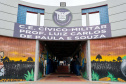 Quase 800 alunos do Colégio Estadual Cívico-Militar Professor Luiz Carlos de Paula e Souza, no bairro Umbará, em Curitiba, receberam novos uniformes nesta terça-feira (05). A entrega foi feita pelo secretário estadual da Educação e do Esporte, Renato Feder. Foto: Anderson Pedroso/Seed-PR