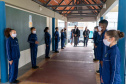 Quase 800 alunos do Colégio Estadual Cívico-Militar Professor Luiz Carlos de Paula e Souza, no bairro Umbará, em Curitiba, receberam novos uniformes nesta terça-feira (05). A entrega foi feita pelo secretário estadual da Educação e do Esporte, Renato Feder. Foto: Anderson Pedroso/Seed-PR