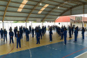 Quase 800 alunos do Colégio Estadual Cívico-Militar Professor Luiz Carlos de Paula e Souza, no bairro Umbará, em Curitiba, receberam novos uniformes nesta terça-feira (05). A entrega foi feita pelo secretário estadual da Educação e do Esporte, Renato Feder. Foto: Anderson Pedroso/Seed-PR