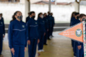 Quase 800 alunos do Colégio Estadual Cívico-Militar Professor Luiz Carlos de Paula e Souza, no bairro Umbará, em Curitiba, receberam novos uniformes nesta terça-feira (05). A entrega foi feita pelo secretário estadual da Educação e do Esporte, Renato Feder. Foto: Anderson Pedroso/Seed-PR