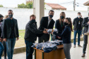 Quase 800 alunos do Colégio Estadual Cívico-Militar Professor Luiz Carlos de Paula e Souza, no bairro Umbará, em Curitiba, receberam novos uniformes nesta terça-feira (05). A entrega foi feita pelo secretário estadual da Educação e do Esporte, Renato Feder. Foto: Anderson Pedroso/Seed-PR