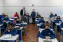 Quase 800 alunos do Colégio Estadual Cívico-Militar Professor Luiz Carlos de Paula e Souza, no bairro Umbará, em Curitiba, receberam novos uniformes nesta terça-feira (05). A entrega foi feita pelo secretário estadual da Educação e do Esporte, Renato Feder. Foto: Anderson Pedroso/Seed-PR