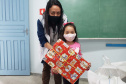 A Portos do Paraná deu início nesta semana, em parceria com a Superintendência Geral de Ação Solidária, à distribuição de brinquedos às crianças matriculadas nas escolas municipais das comunidades isoladas de Paranaguá e Antonina. Foto: Pierpaolo Nota/Portos do Paraná