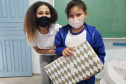 A Portos do Paraná deu início nesta semana, em parceria com a Superintendência Geral de Ação Solidária, à distribuição de brinquedos às crianças matriculadas nas escolas municipais das comunidades isoladas de Paranaguá e Antonina. Foto: Pierpaolo Nota/Portos do Paraná