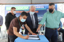 O governador em exercício Darci Piana e o secretário estadual da Saúde, Beto Preto, entregam nesta quarta-feira (13),  veículos da Estratégia da Saúde da Família aos municípios da 1ª Regional de Saúde de Paranaguá, além de computadores para renovação e modernização do parque tecnológico da Sesa.13/10/2021 - Foto: Geraldo Bubniak/AEN