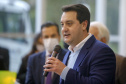 O governador Carlos Massa Ratinho Junior entregou nesta segunda-feira (18), em cerimônia no Palácio Iguaçu, caminhões-pipa para 46 cidades do Paraná