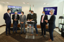 Mais dez municípios do Estado vão ganhar nova pavimentação em importantes estradas rurais, artérias de escoamento da produção agrícola paranaense. Os convênios foram assinados pelo governador Carlos Massa Ratinho Junior nesta terça-feira (19) em cerimônia no Palácio Iguaçu.  Foto: Ari Dias/ AEN.