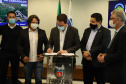 Mais dez municípios do Estado vão ganhar nova pavimentação em importantes estradas rurais, artérias de escoamento da produção agrícola paranaense. Os convênios foram assinados pelo governador Carlos Massa Ratinho Junior nesta terça-feira (19) em cerimônia no Palácio Iguaçu.  Foto: Ari Dias/ AEN.
