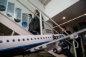 O Paraná será o Estado brasileiro com maior número de destinos cobertos pela Azul a partir de 2022. Onze cidades terão novas linhas operadas pela companhia e outras quatro terão suas operações retomadas após terem sido paralisadas durante a pandemia. O anúncio foi realizado nesta terça-feira (19) em um encontro de representantes da companhia com o governador Carlos Massa Ratinho Junior em Campinas (SP), na universidade corporativa da empresa, a Uniazul. Foto: Jonathan Campos/AEN
