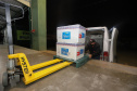 Um novo carregamento 133.100 vacinas AstraZeneca/Fiocruz   contra a Covid-19 chegam no Centro de Medicamentos do Paraná (Cemepar), em Curitiba, na noite desta quinta-feira (21).  Foto: Geraldo Bubniak/AEN