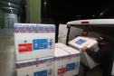 Um novo carregamento 133.100 vacinas AstraZeneca/Fiocruz   contra a Covid-19 chegam no Centro de Medicamentos do Paraná (Cemepar), em Curitiba, na noite desta quinta-feira (21).  Foto: Geraldo Bubniak/AEN