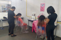 Setenta presas custodiadas na Penitenciária Feminina de Foz do Iguaçu ? Unidade de Progressão (PFF-UP) doaram seus cabelos para a confecção de perucas para mulheres em tratamento de câncer.  Os cortes foram feitos de forma voluntária pela equipe do Studio Vip, salão de beleza localizado em Santa Terezinha de Itaipu. Os cabelos serão doados ao setor de oncologia do Hospital Ministro Costa Cavalcanti, em Foz do Iguaçu. - Foz do Iguaçu, 28/10/2021 - Foto: Depen-Pr