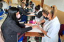 Setenta presas custodiadas na Penitenciária Feminina de Foz do Iguaçu ? Unidade de Progressão (PFF-UP) doaram seus cabelos para a confecção de perucas para mulheres em tratamento de câncer.  Os cortes foram feitos de forma voluntária pela equipe do Studio Vip, salão de beleza localizado em Santa Terezinha de Itaipu. Os cabelos serão doados ao setor de oncologia do Hospital Ministro Costa Cavalcanti, em Foz do Iguaçu. - Foz do Iguaçu, 28/10/2021 - Foto: Depen-Pr
