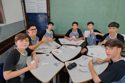 Saem telas, entram tabuleiros: restrição a celulares nas escolas do Paraná revela novos interesses