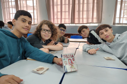 Saem telas, entram tabuleiros: restrição a celulares nas escolas do Paraná revela novos interesses